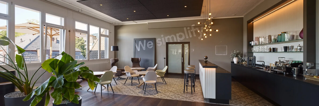 A room with a lot of tables and chairs.